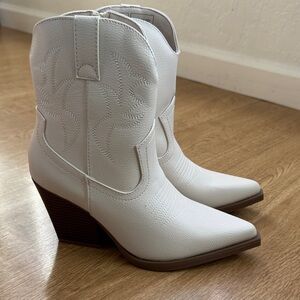 Elegant White Heeled Western Boots